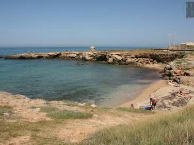 Nonostante ci� il sentiero continua a essere battuto a piedi dai bagnanti, visto che rappresenta di fatto l�unica via di accesso alle �pocket beach� di Torre a Mare. Parliamo di cala Settanni...
